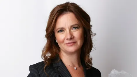 Veronica curran headshot 2400 x 2400