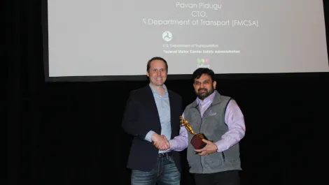 Angus robertson presenting the cio of the year award to pavan pidugu cto us dept of transport fmcsa