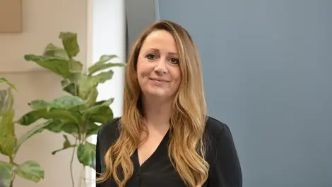 Becca toth headshot final